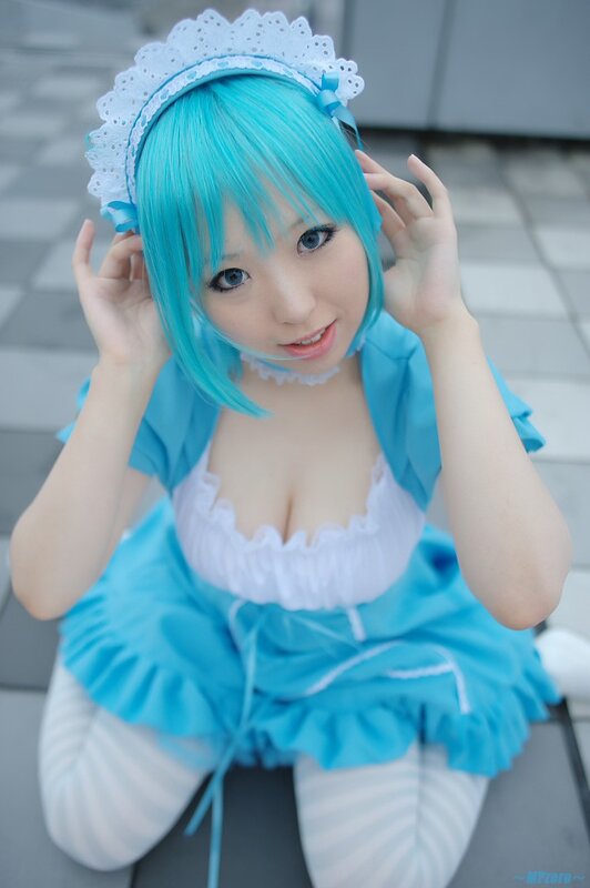 cosplayer in blue maid outfit