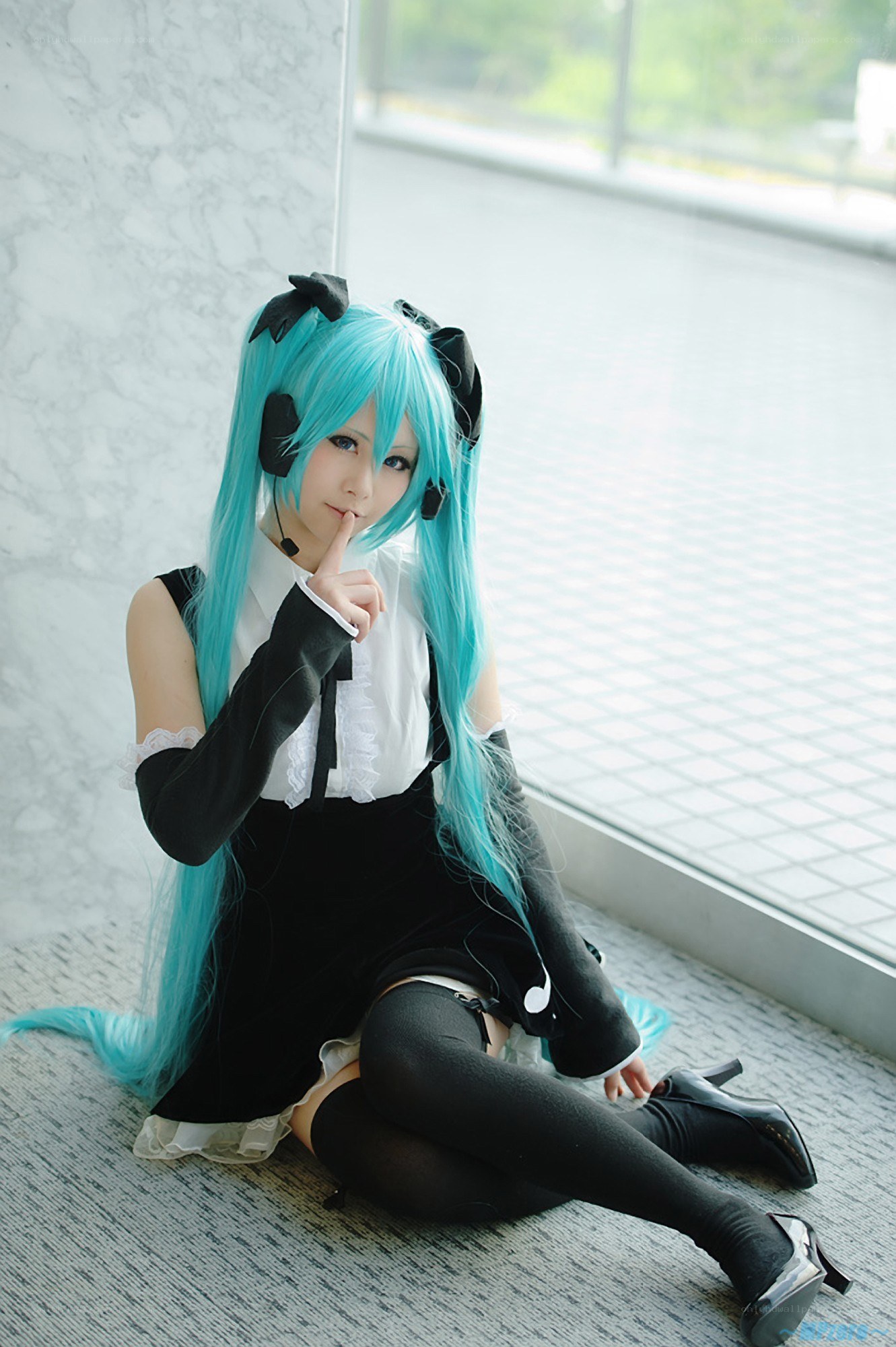 cosplayer in blue wig