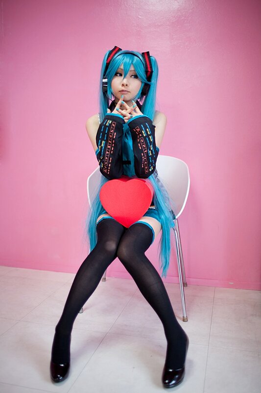 cosplayer in blue wig