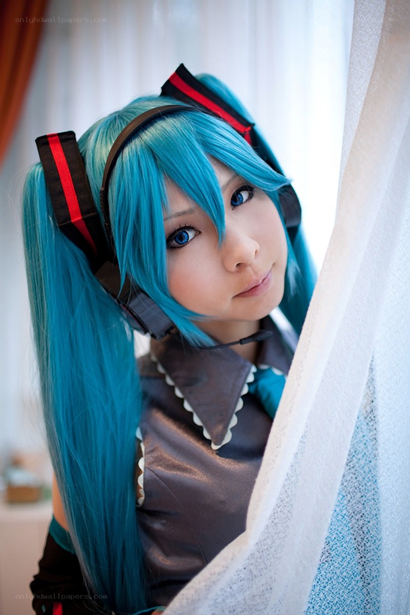 cosplayer in blue wig