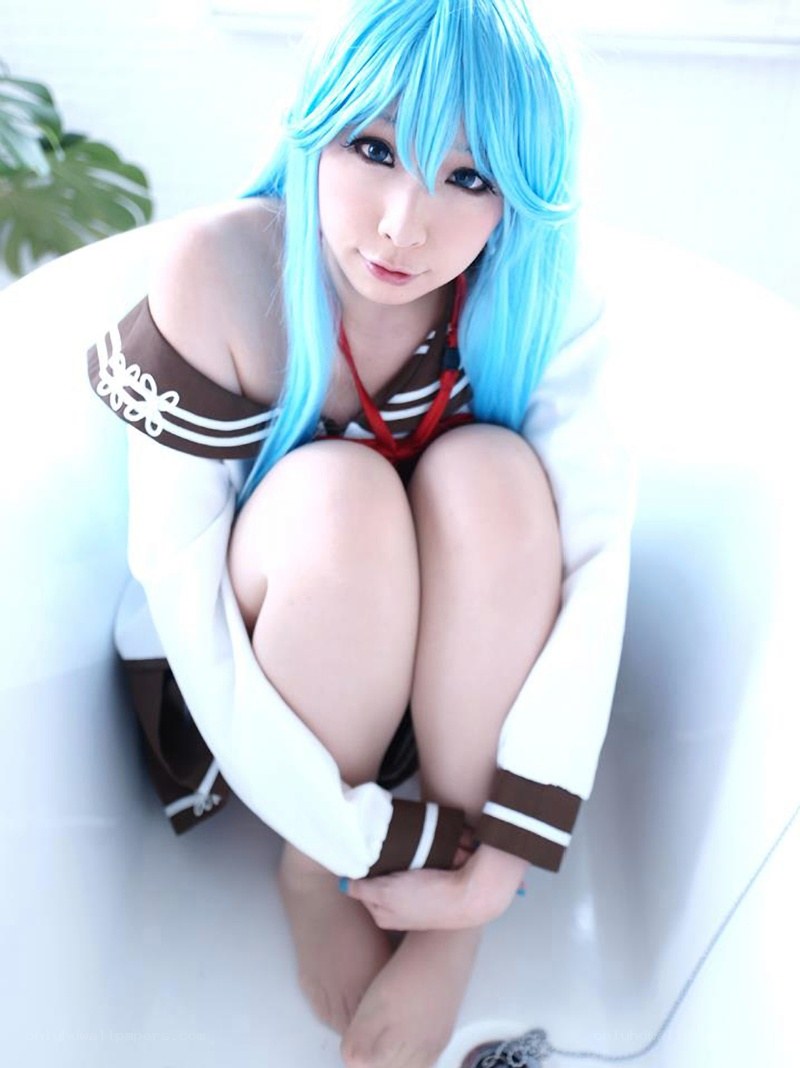 cosplayer in blue wig