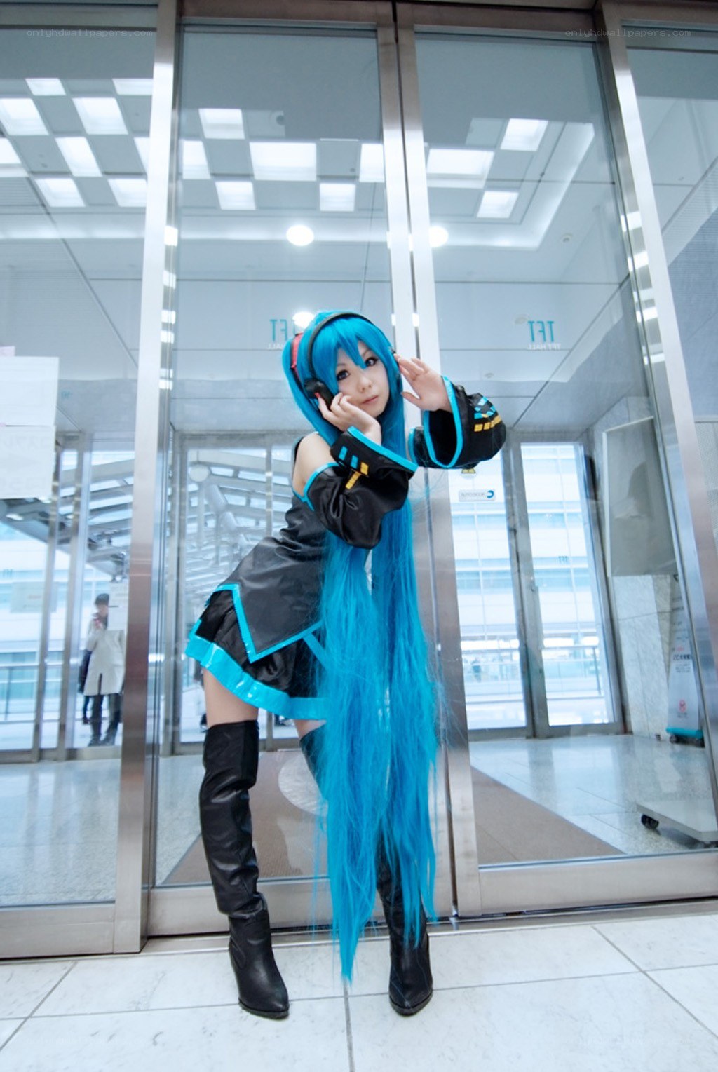 cosplayer in blue wig
