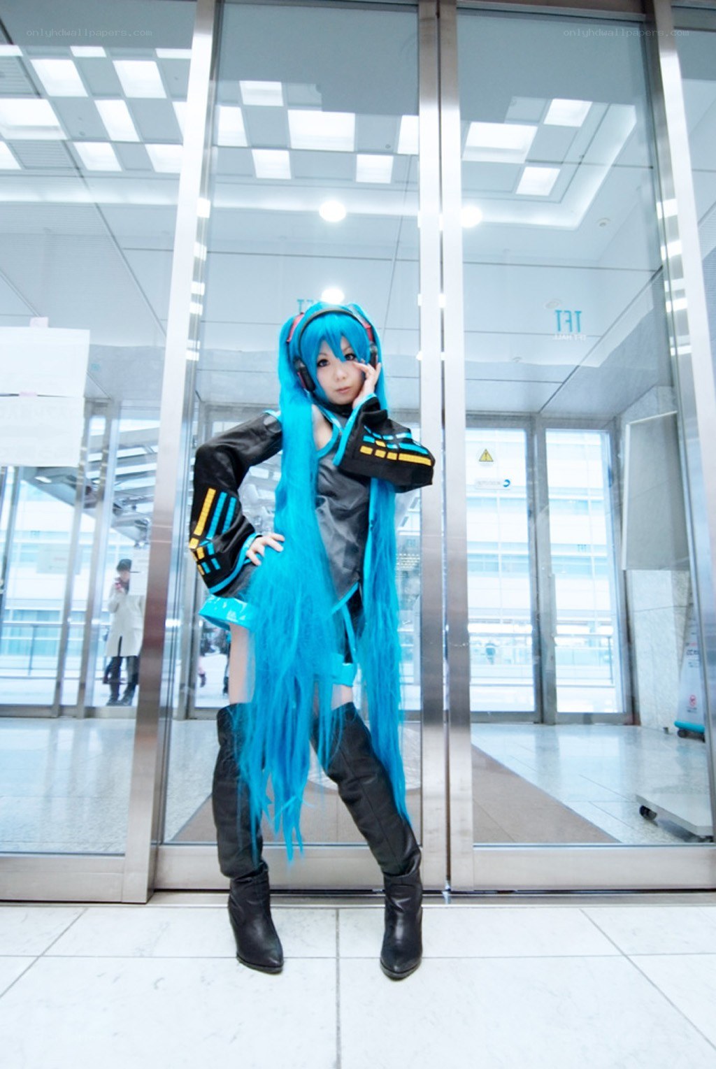 cosplayer in blue wig