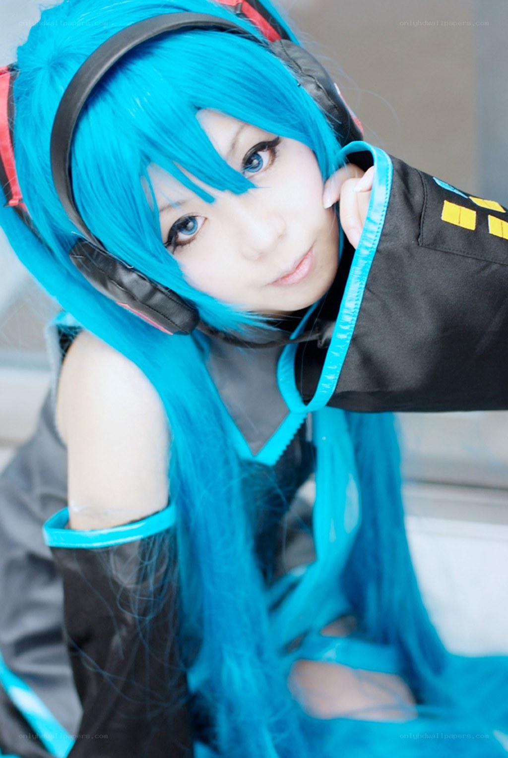cosplayer in blue wig