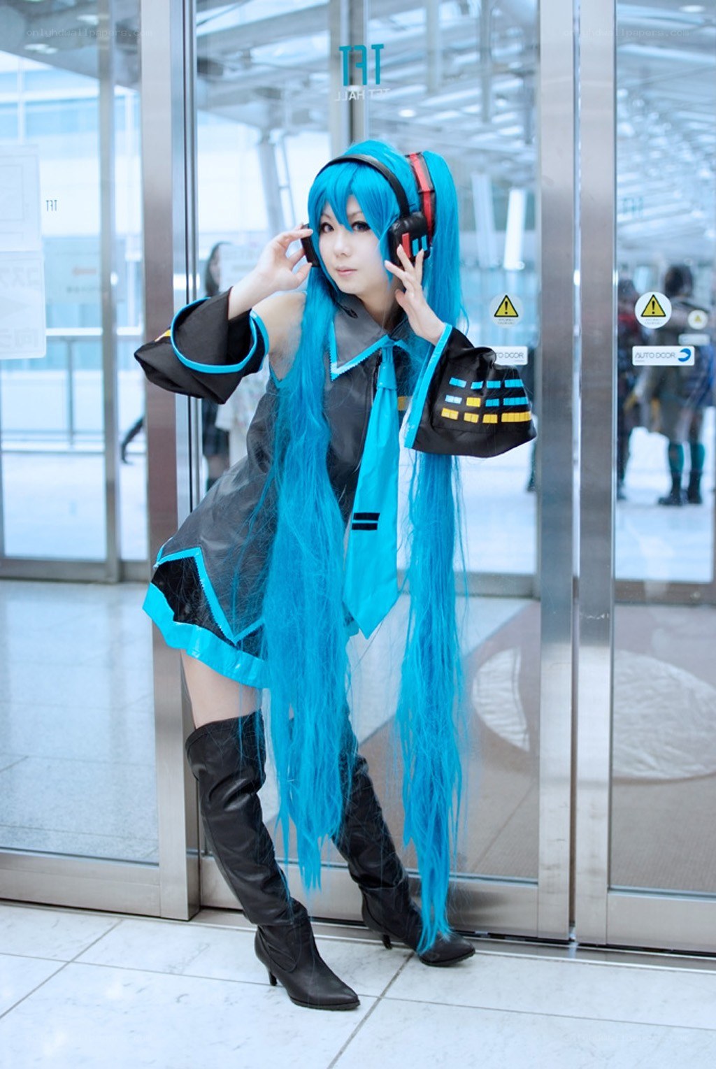 cosplayer in blue wig
