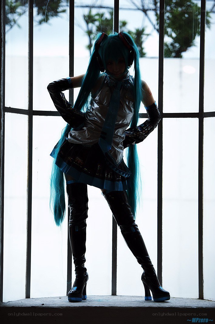 cosplayer in blue wig