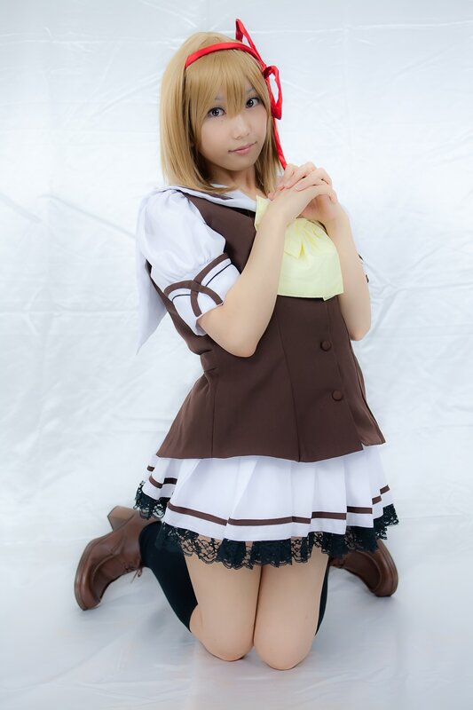 cosplayer in brown and white outfit