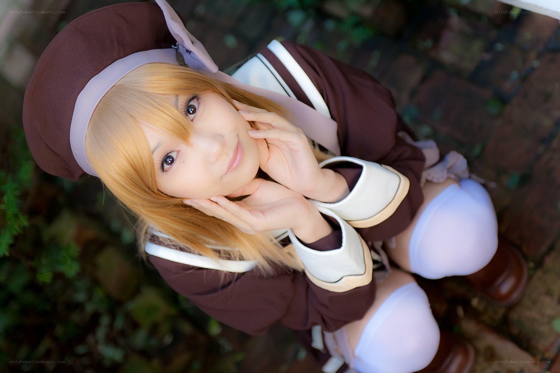 cosplayer in brown outfit