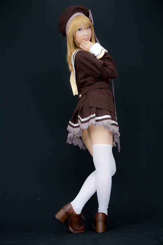 cosplayer in brown outfit