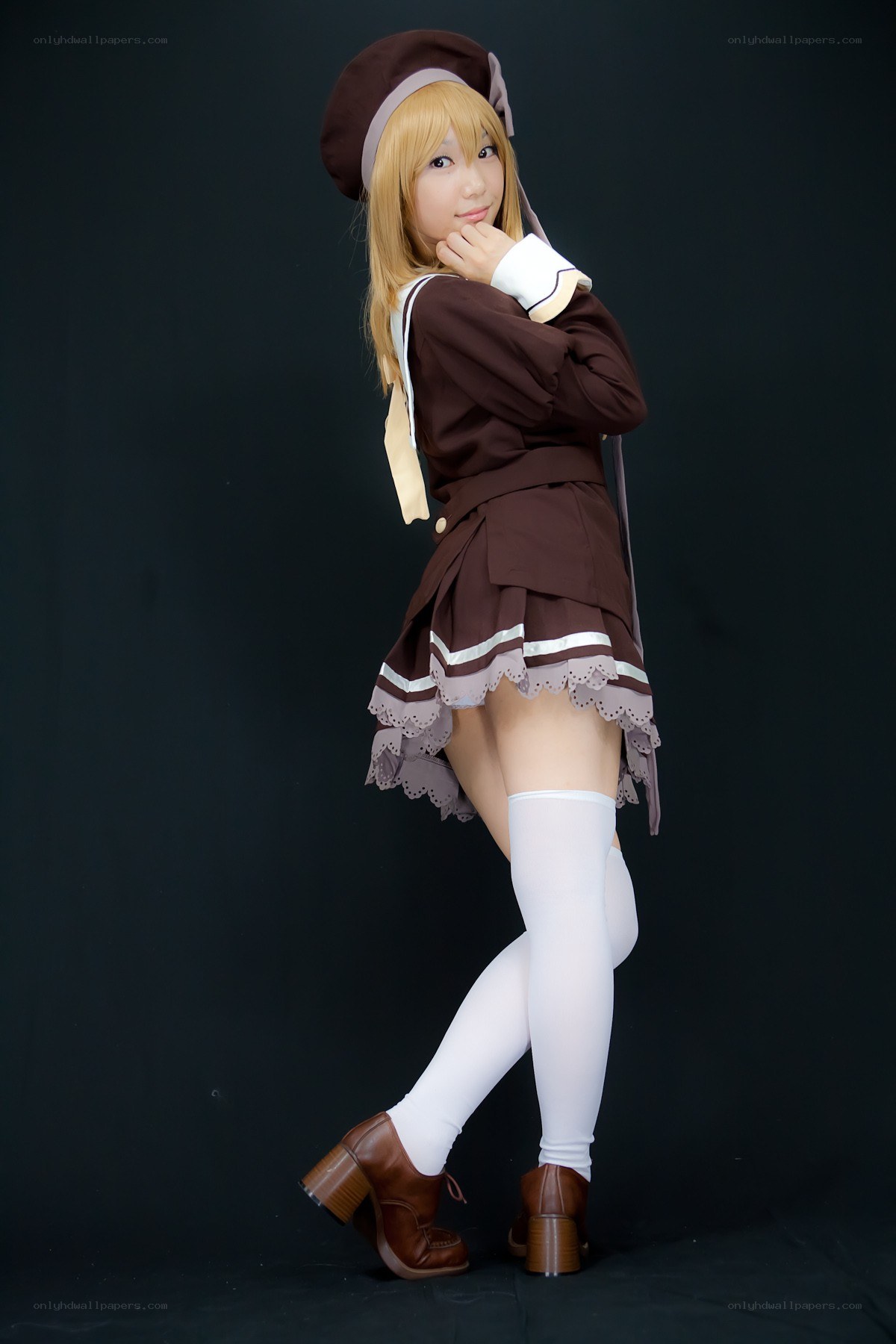 cosplayer in brown outfit