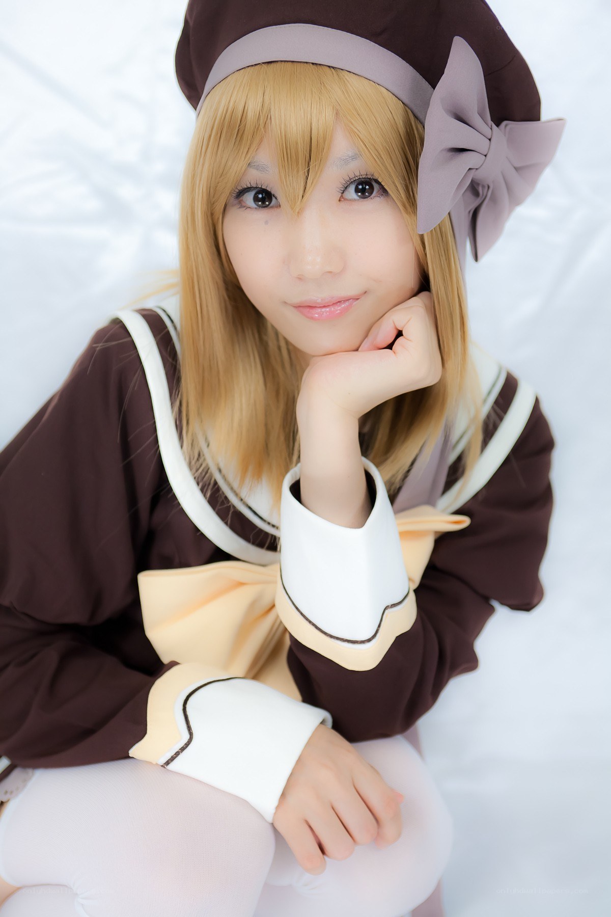 cosplayer in brown outfit