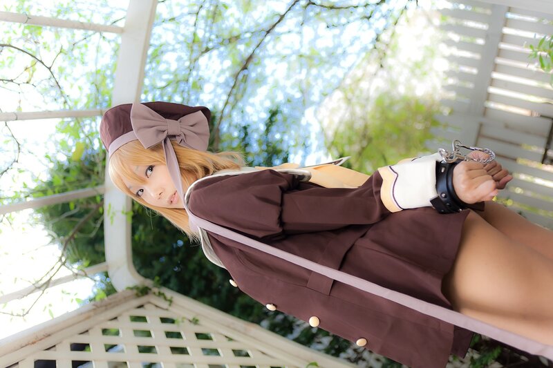 cosplayer in brown outfit
