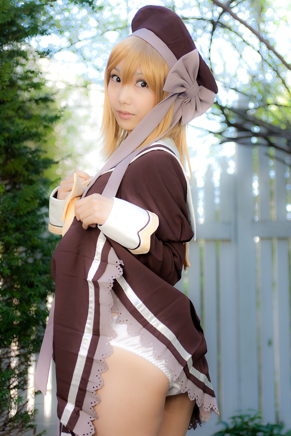 cosplayer in brown outfit