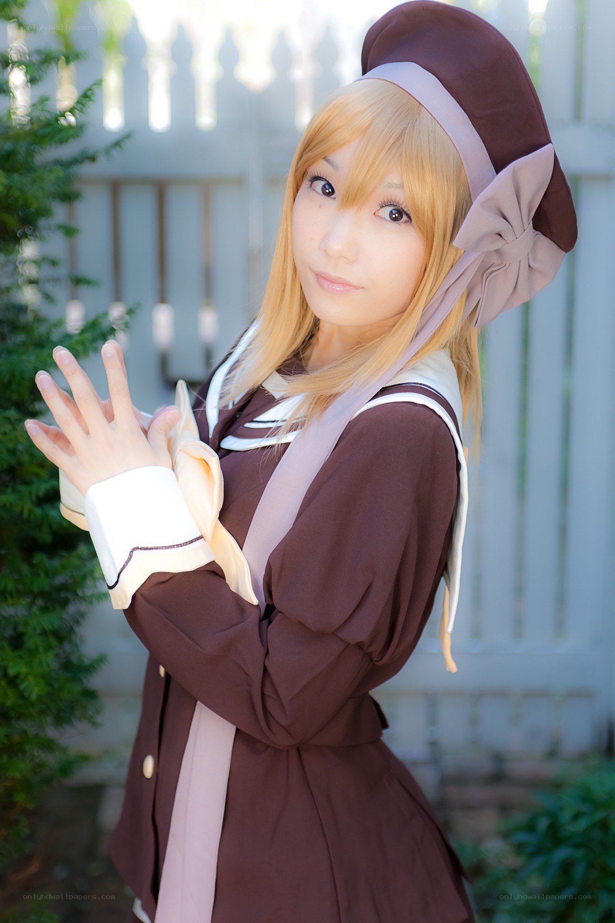cosplayer in brown outfit