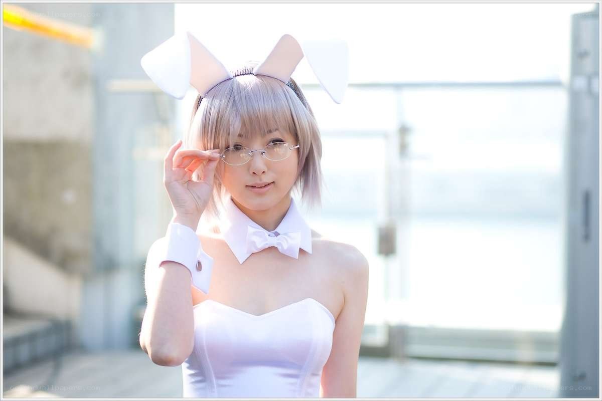 cosplayer in bunny costume