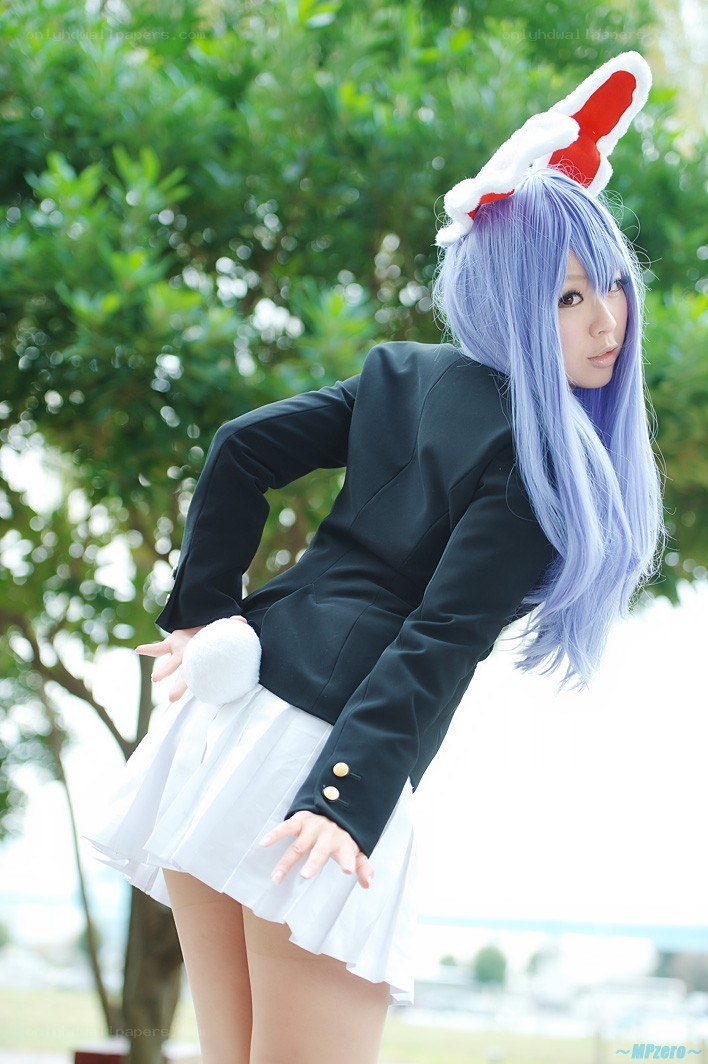 cosplayer in bunny costume