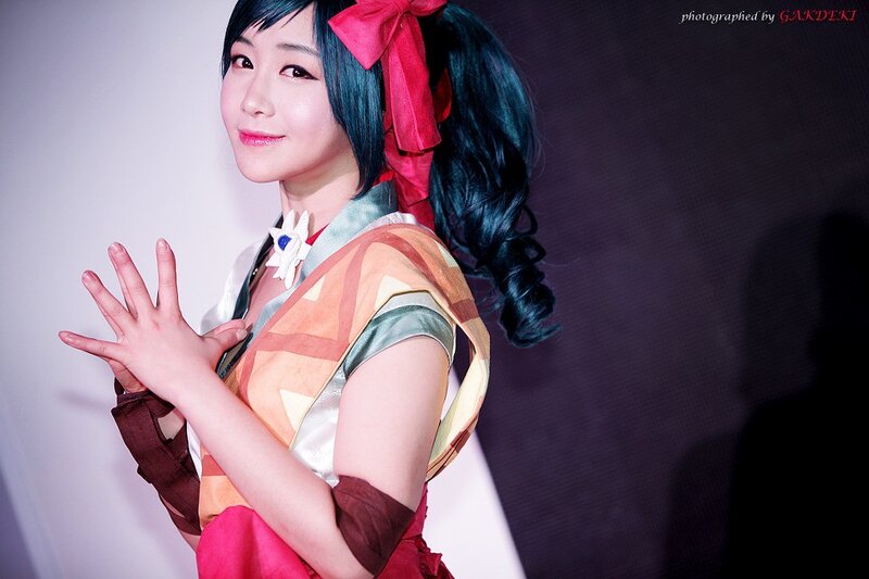 cosplayer in colorful costume