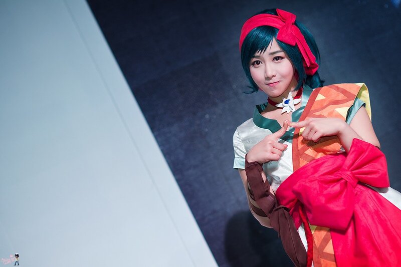 cosplayer in colorful costume
