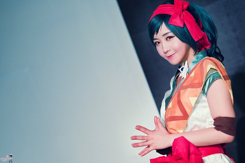 cosplayer in colorful costume