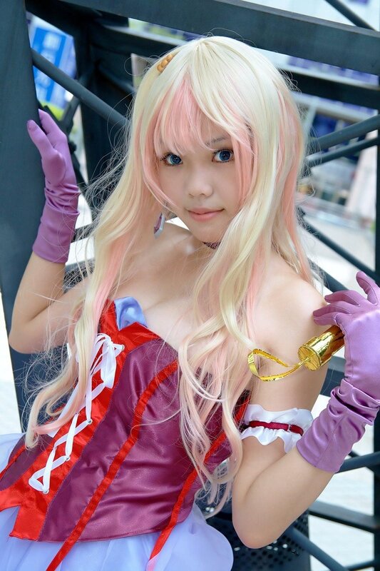 cosplayer in colorful costume