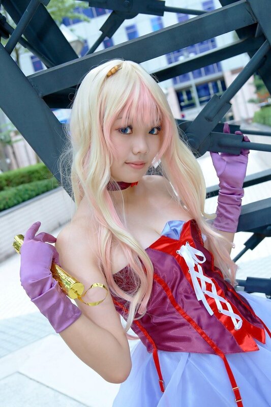 cosplayer in colorful costume