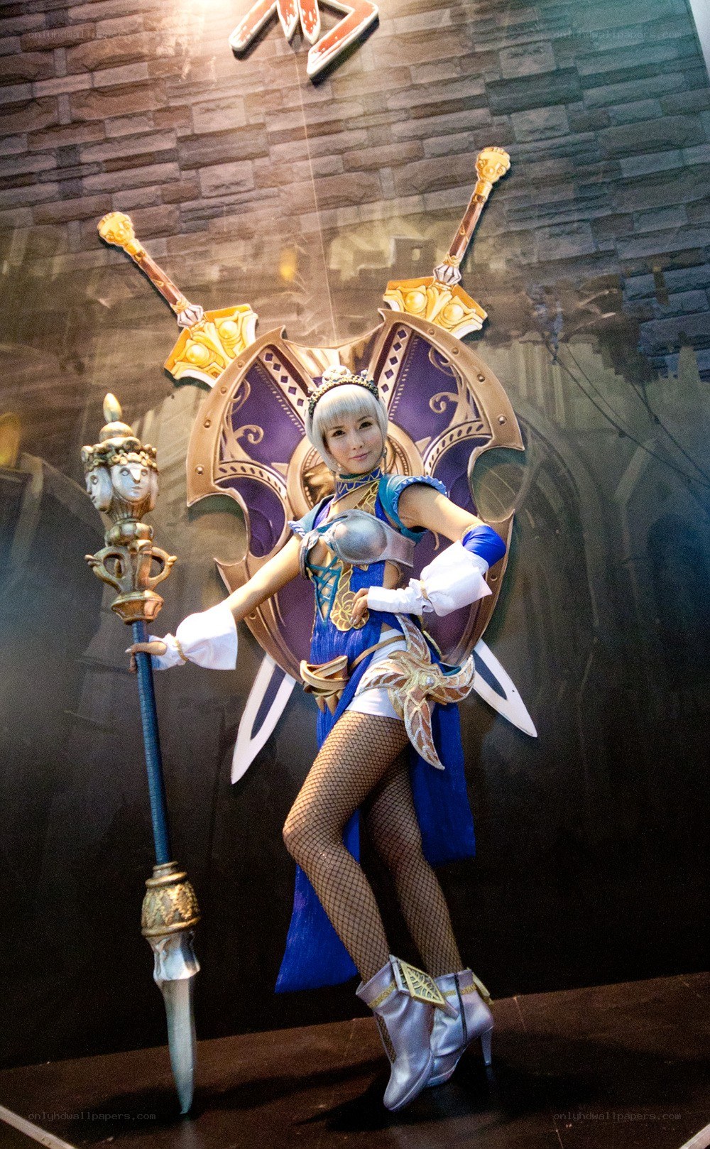 cosplayer in fantasy armor