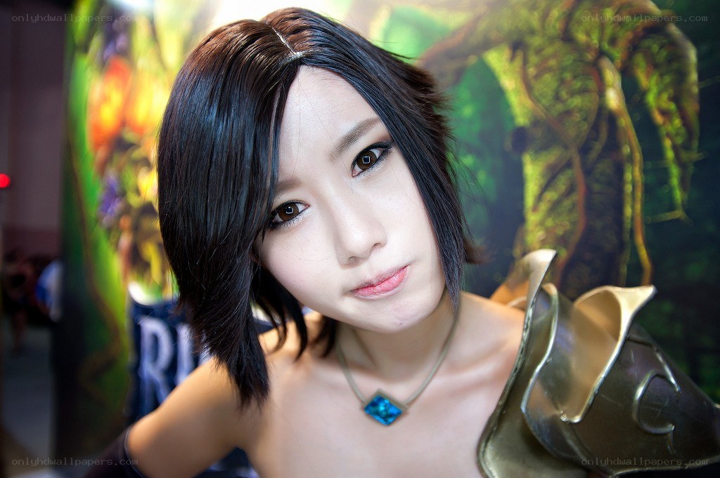 cosplayer in fantasy armor