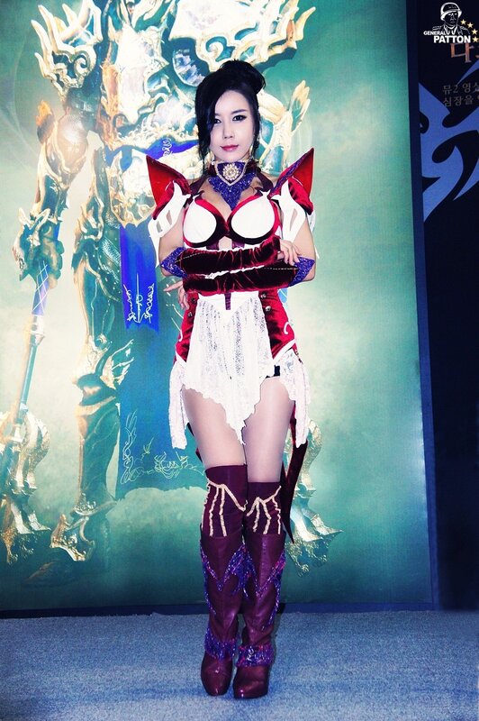 cosplayer in fantasy costume