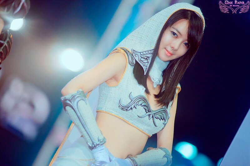 cosplayer in fantasy costume