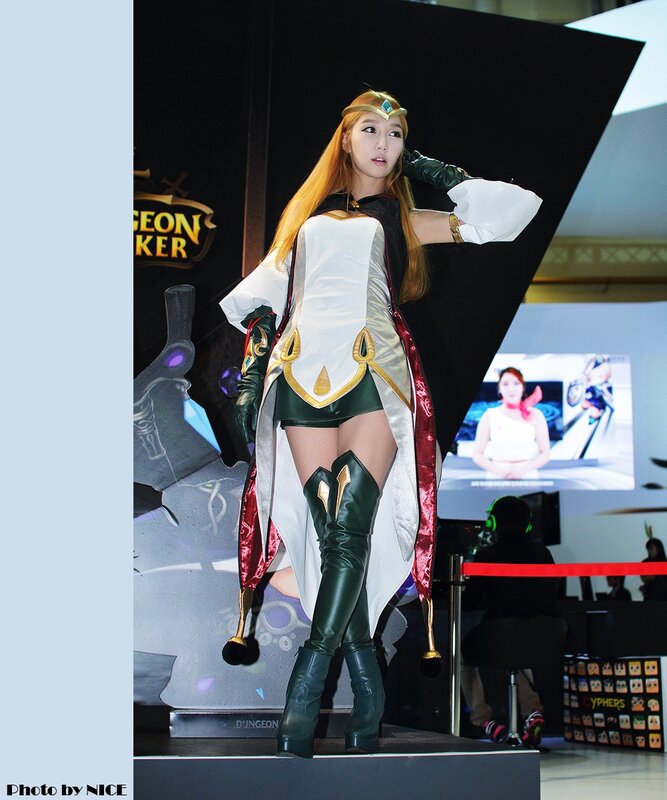 cosplayer in fantasy costume