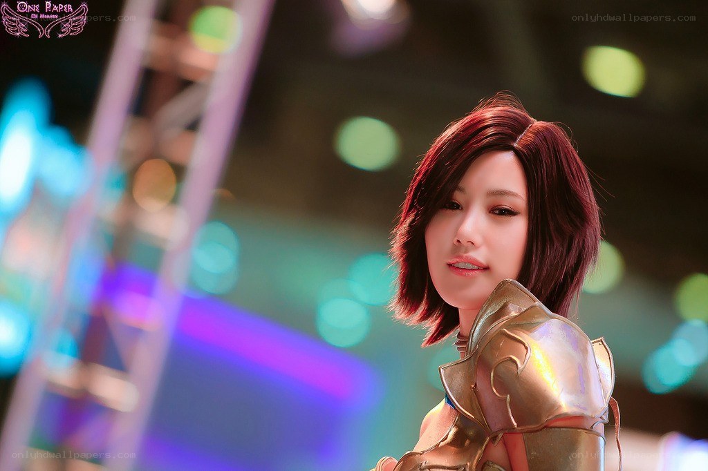 cosplayer in golden armor