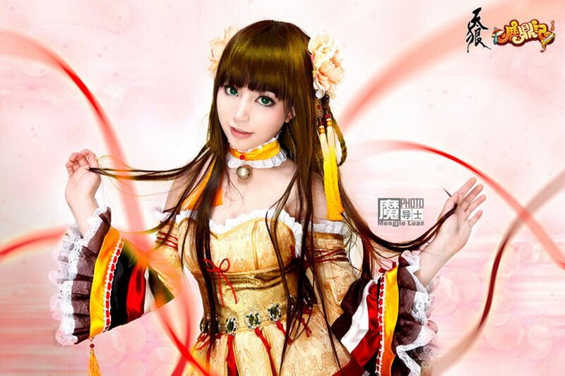 cosplayer in golden dress
