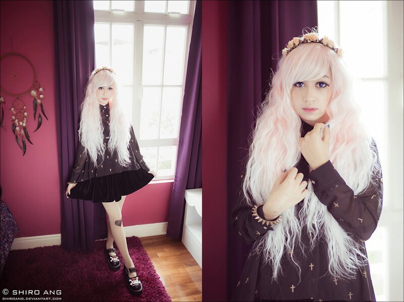 cosplayer in gothic dress