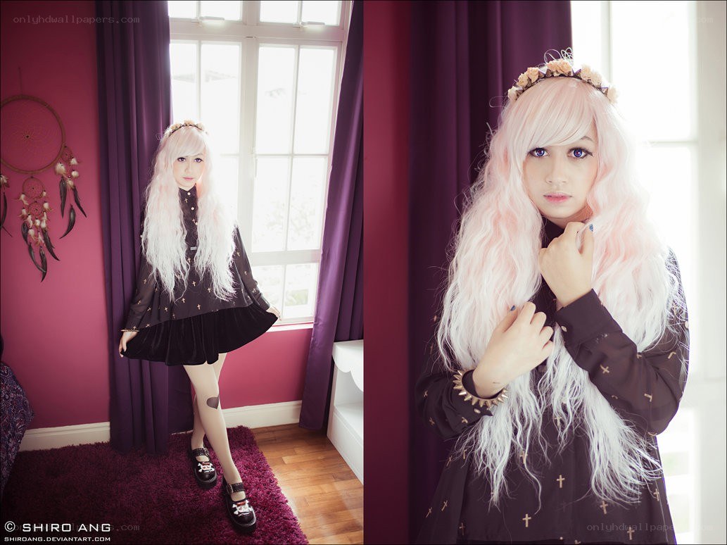 cosplayer in gothic dress