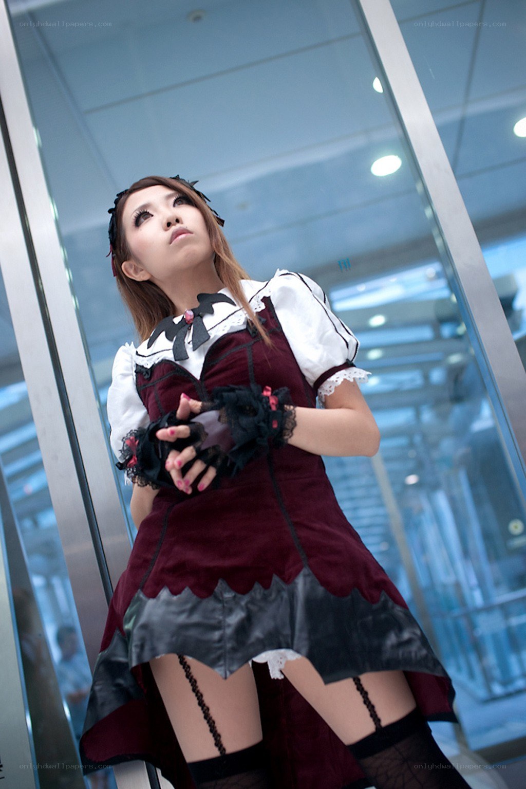 cosplayer in gothic dress