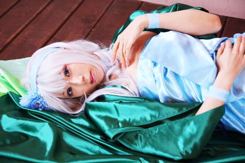 cosplayer in green and blue costume