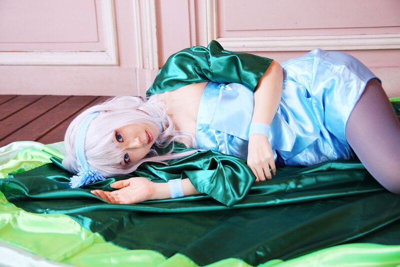 cosplayer in green and blue costume