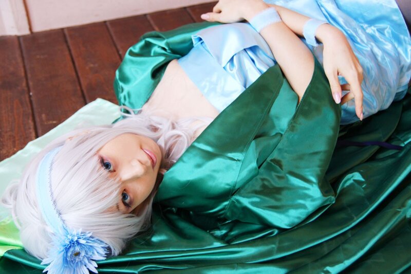 cosplayer in green and blue costume