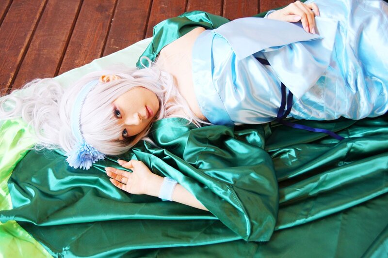 cosplayer in green and blue costume