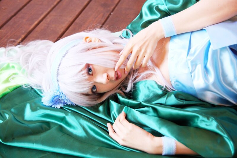 cosplayer in green and blue costume