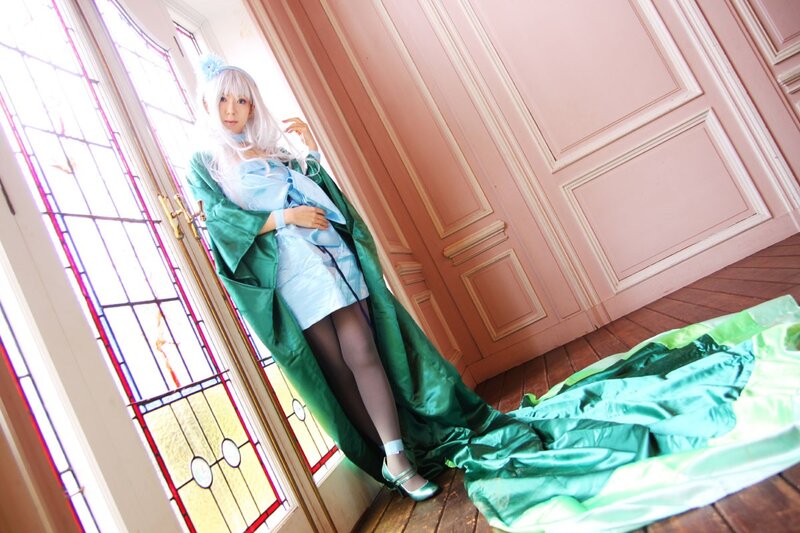 cosplayer in green and blue costume