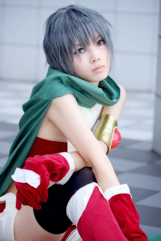 cosplayer in green and red costume