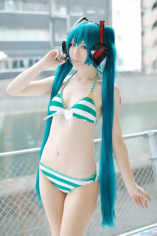 cosplayer in green and white bikini