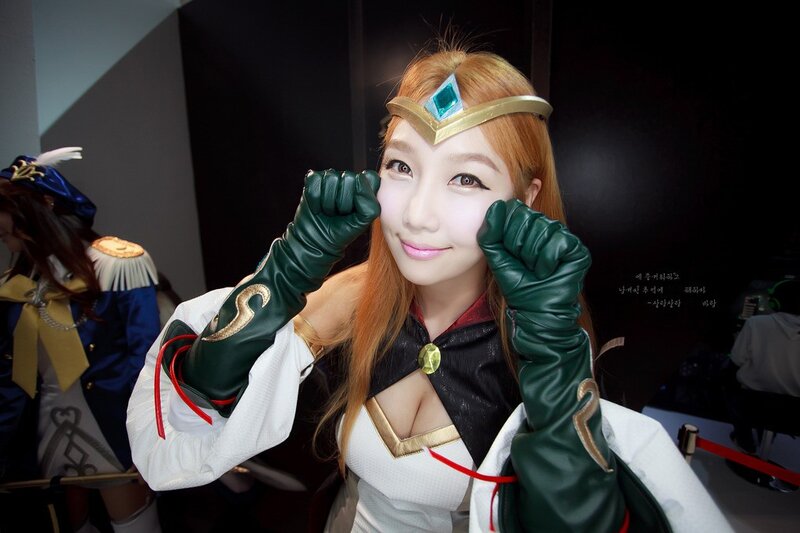 cosplayer in green and white costume