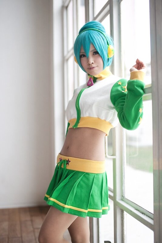 cosplayer in green and white outfit