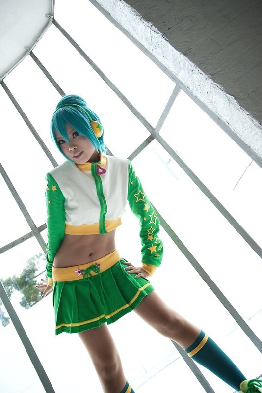 cosplayer in green and white outfit