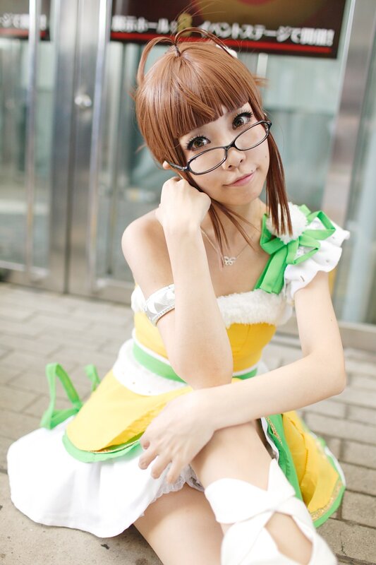 cosplayer in green and yellow dress