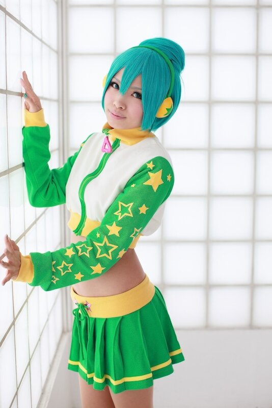 cosplayer in green and yellow outfit