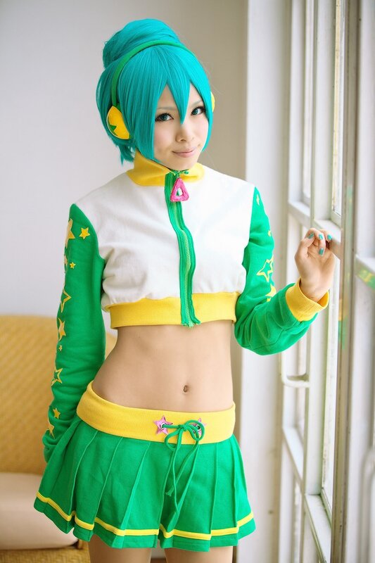 cosplayer in green and yellow outfit