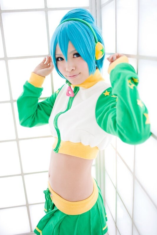 cosplayer in green and yellow outfit